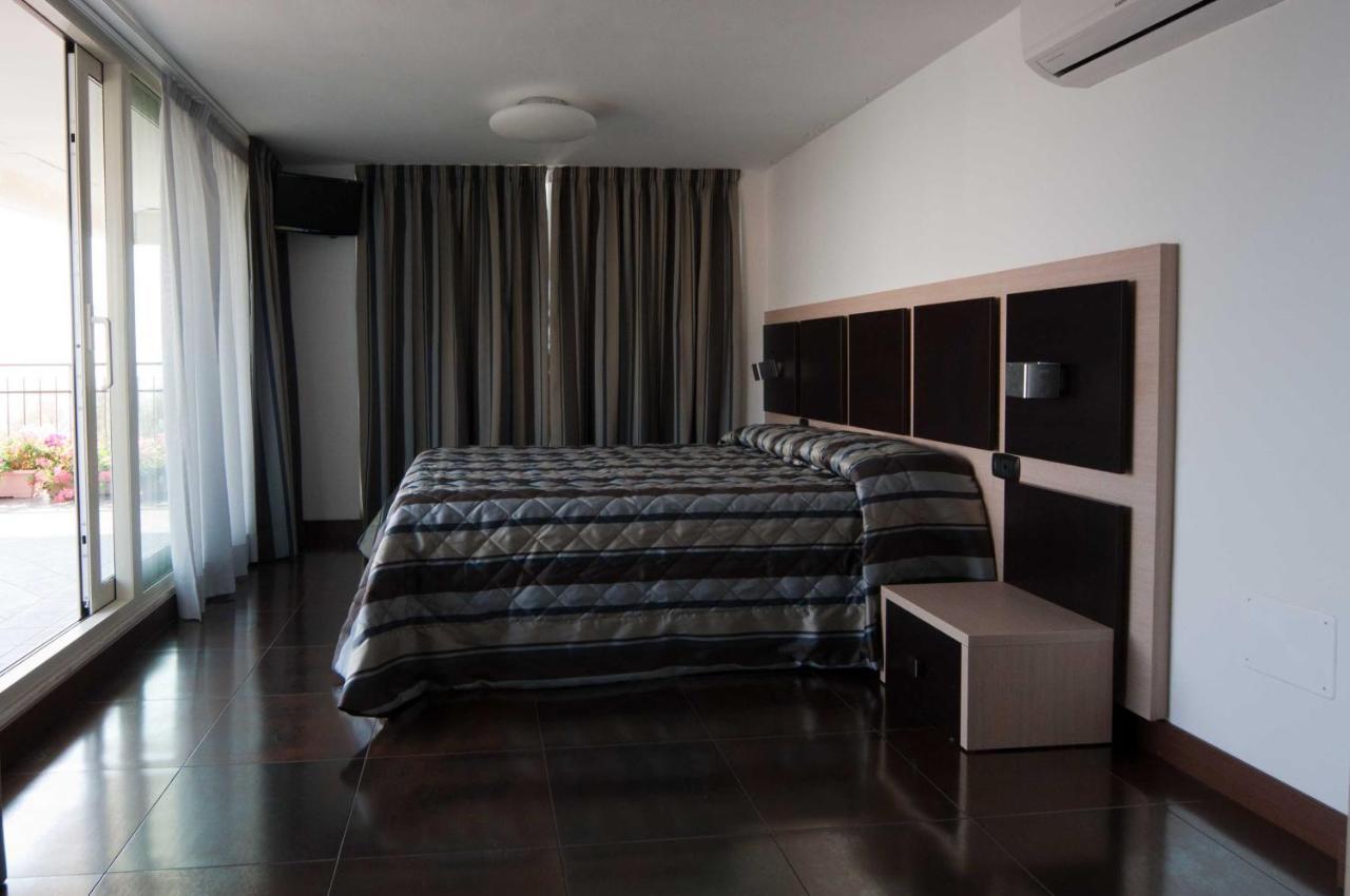 Hotel Ristorante Centosedici Terracina Kültér fotó